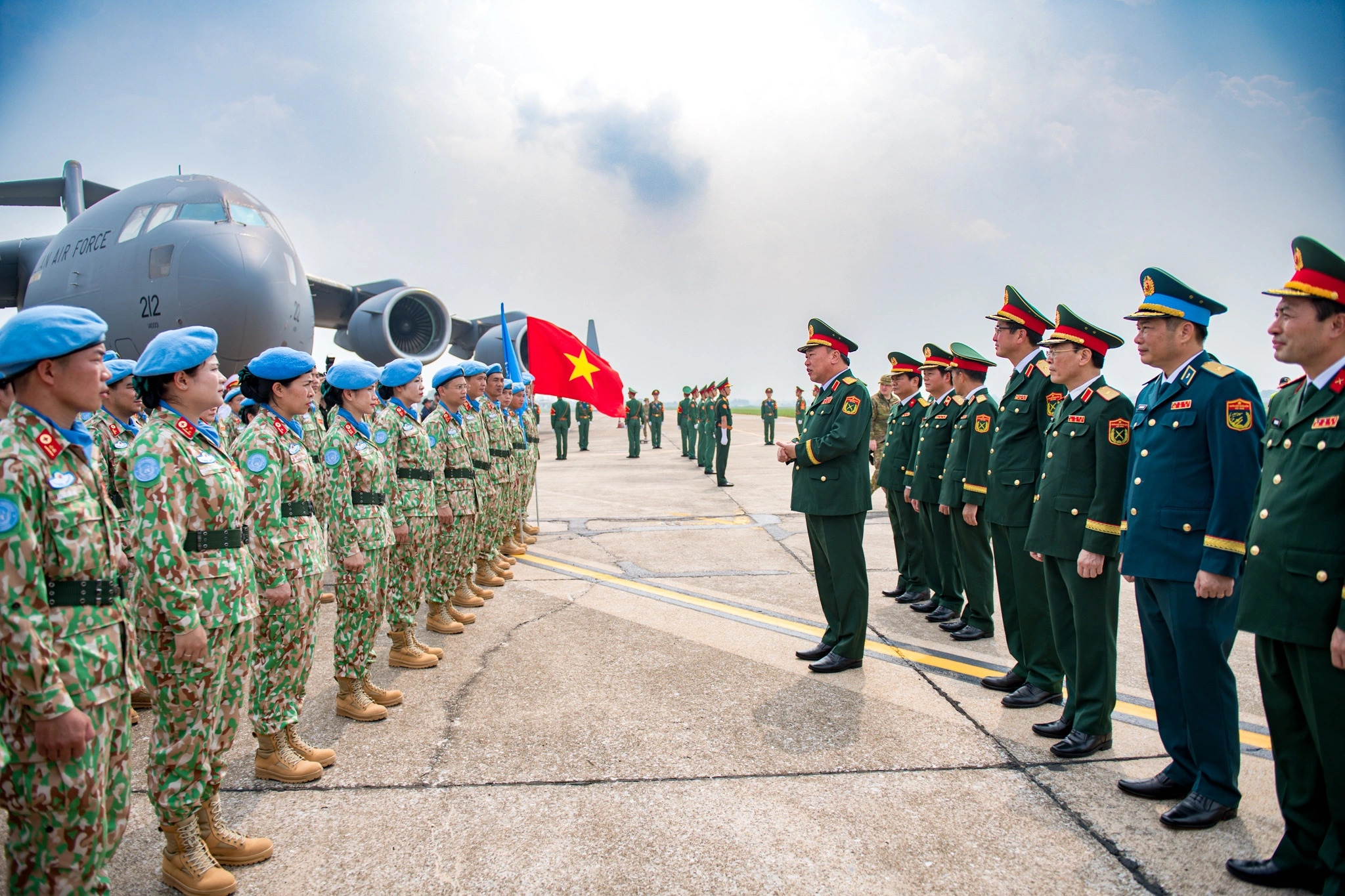 Thượng tướng Lê Quang Đạo, Phó Tổng Tham mưu trưởng QĐND Việt Nam động viên cán bộ Bệnh viện Dã chiến cấp 2 số 8 trước giờ lên đường làm nhiệm vụ